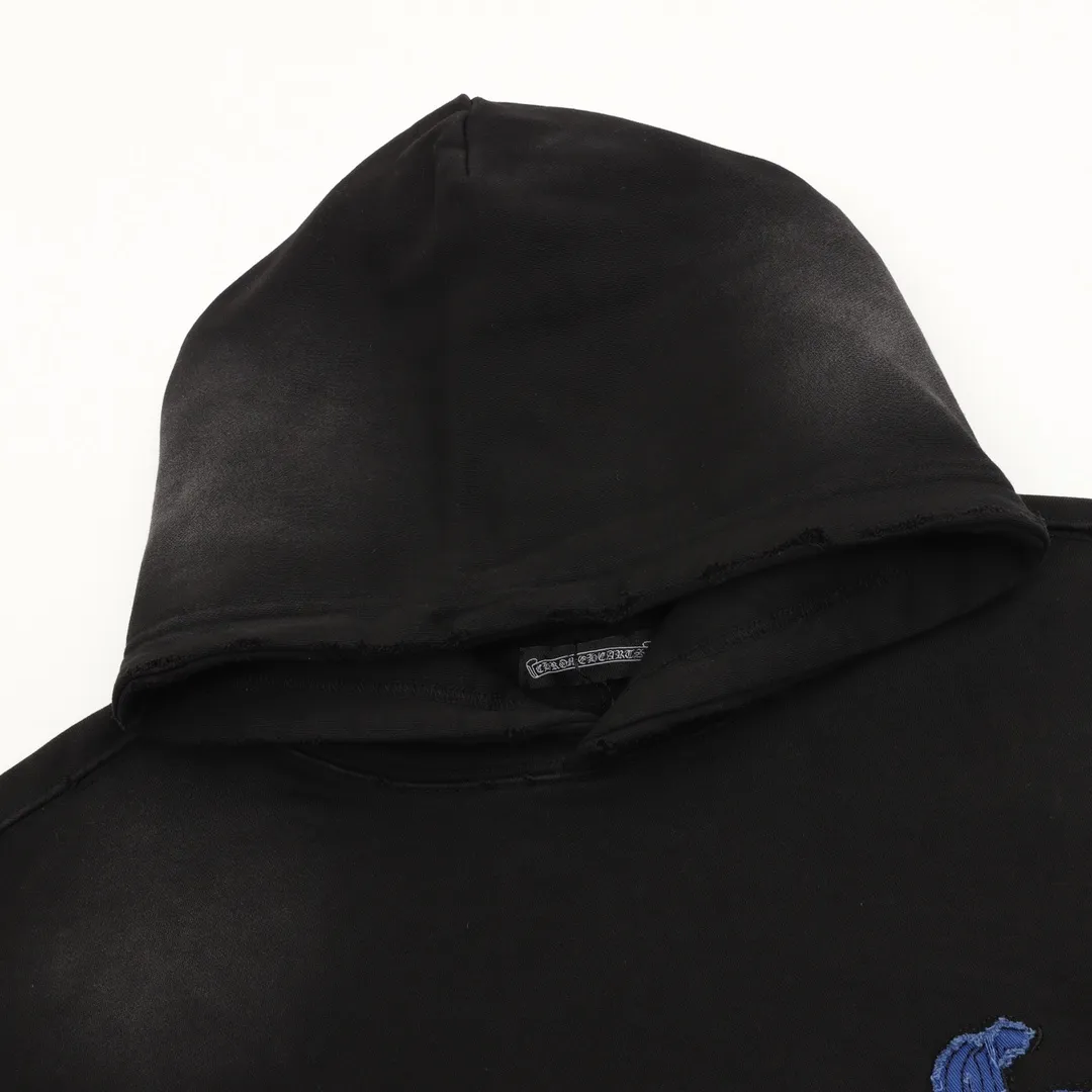 P580 Chrome Hearts/Chrome Hearts Heavy-duty washed horseshoe Sanskrit denim patch embroidered hooded sweatshirt. Made of double-strand double yarn 430g pure cotton sweatshirt fabric. The fabric is woven with double-strand twists. It is 40% stronger than single-strand yarn and forms a three-dimensional texture similar to the texture of tripe. It not only maintains the moisture absorption and breathability of pure cotton, but also achieves softness and non-collapse through double-strand thickening. Laser burning appliqué embroidery. Frayed process Micro-label patch on the chest Large logo horseshoe pattern on the back Heavy-duty laser burnt three-dimensional patch embroidery design Washed and frayed The overall garment presents a lazy style Whether it is daily outings or sports and fitness, you can show your trendy attitude and become the focus of the street Complete with three logos OS loose fit Color: washed black, washed white Size: S-XL